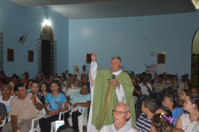 Padre André durante sua posse como pároco da Paróquia Nossa Senhora do Carmo. Foto: Ozair Sanabria/RC