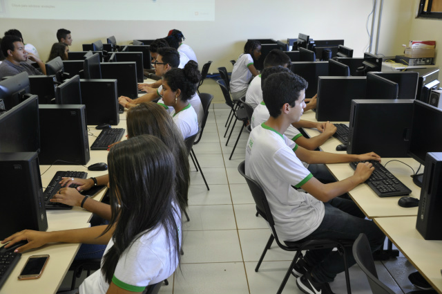 Dezenas de estudantes já fazem o curso de operador de computador pelo IFMS em Dourados. (Foto: Hedio Fazan)