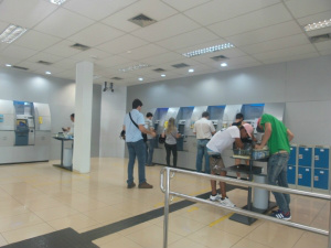 Bancos não funcionam na quinta-feira e atendimentos serão restritos aos caixas eletrônicos - Foto: Arquivo