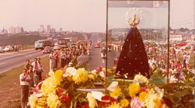 Neste domingo (19), uma linda e grande homenagem aos 40 anos do restauro da imagem de #NossaSenhoraAparecida. Uma carreata sairá de SP e irá para Aparecida, refazendo o trajeto feito naquela época. A Missa na Catedral da Sé terá início às 7h30.