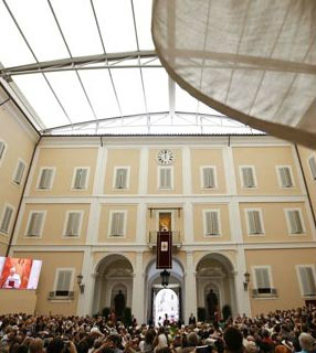 Reuters/ Os milagres de Cristo não são uma exibição de poder, mas sinais do amor de Deus, explica Bento XVI