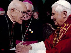 Cardeal Eugênio Sales com o Papa Bento XVI na Catedral de São Paulo, por ocasião da visita do Santo Padre ao Brasil, em 2007