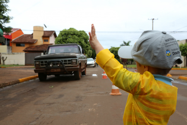 Foto: A. FrotaLegenda: Crianças levaram conscientização sobre o trânsito para frente do Ceim