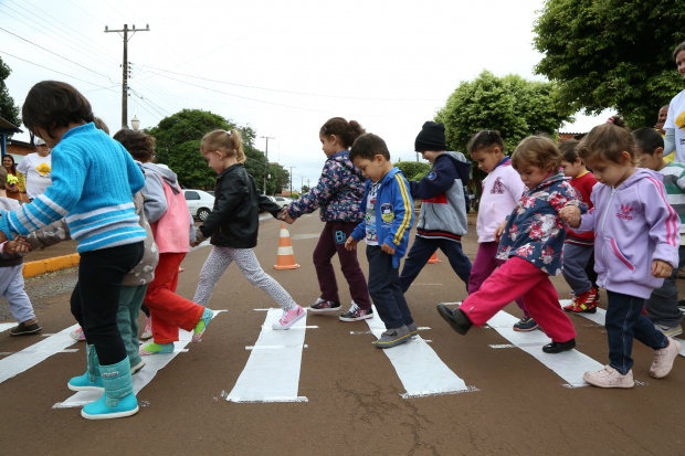 Foto: A. FrotaLegenda: Crianças levaram conscientização sobre o trânsito para frente do Ceim