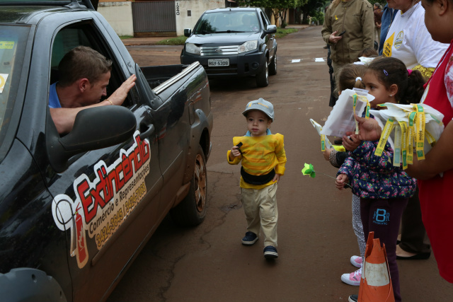 Crianças contribuem com o Maio Amarelo educando adultos sobre trânsito seguro