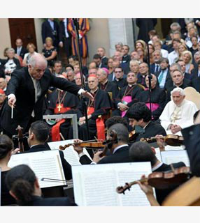 Papa assiste ao concerto em sua homenagem no pátio da residência apostólica de Castel Gandolfo
