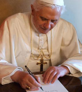 Bento XVI escreve terceiro livro do volume 'Jesus de Nazaré' durante suas férias em Castel Gandolfo