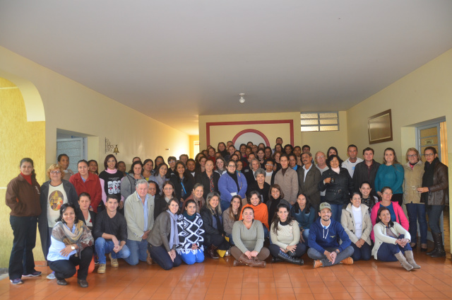 Funcionários de paróquias da diocese de Dourados no encontro para formação