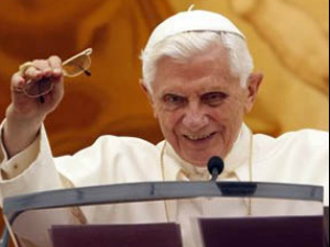 Bento XVI fez a proclamação do Angelus Domini da sacada do Palácio Apostólico de Castel Gandolfo(Reuters) 