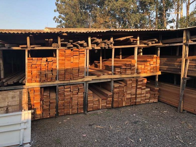 OPERAÇÃO GOSTHWOOD
PF cumpre mandados em Dourados e quatro cidades contra fraudes em documentos florestais
29 agosto 2019 - 07h39Por Adriano Moretto

Um dos locais onde a PF cumpre mandado - Crédito: Divulgação/PF
