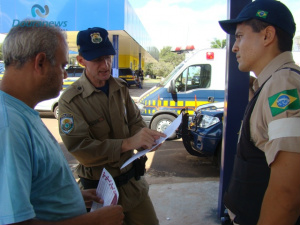 Caminhoneiros são orientados por policiais rodoviários sobre a nova legislação (Foto: Assessoria)