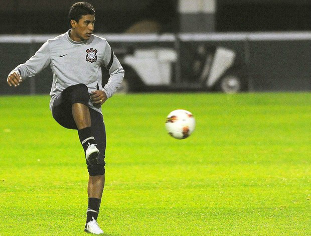 Paulinho no treino do Corinthians (Foto: Marcos Ribolli / Globoesporte.com)