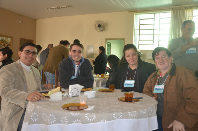 Pe. Alexsandro, Gabriel, Ozair e Estanilsau, integrantes da programação da Rádio Coração FM de Dourados que participaram da formação no ITEO.