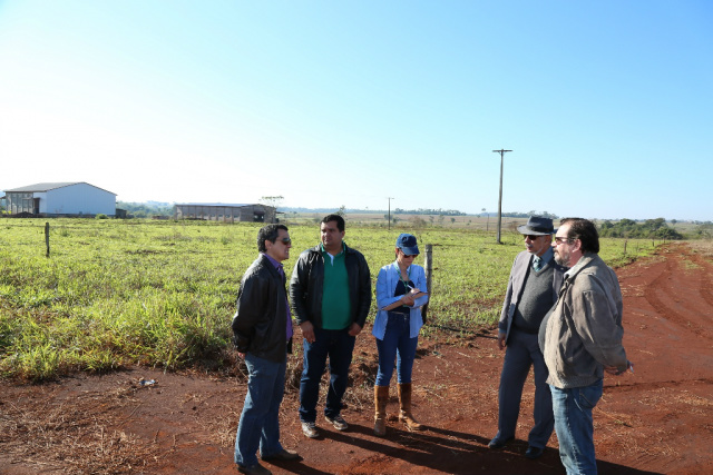 Foto: A. Frota/Assecom

Legenda: Técnicos da Agraer e secretários reunidos na área que foi doada pela Prefeitura para construir a Ceasa, na BR-163

 ​