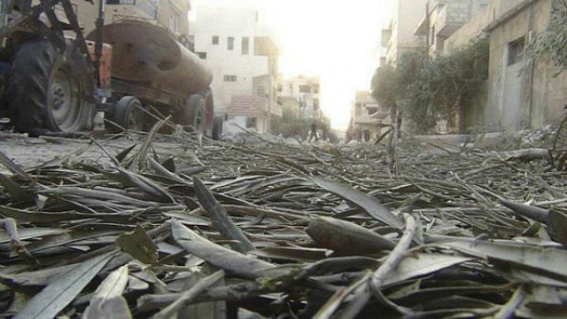 Prédios e carros destruídos são vistos em Deraa, uma das cidades em ruínas devido ao conflito (Reuters) 
