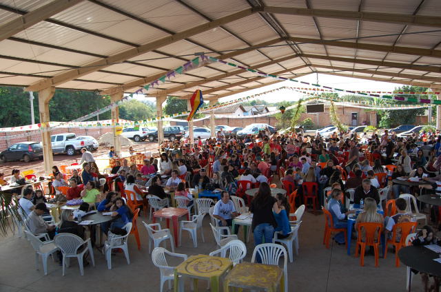 Público presente no domingo no salão do Santuário Pe. Pio, na Vila Cachoeirinha, durante o Show de Prêmios.