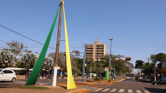 Fotos – A. Frota
Ornamentação da avenida Marcelino Pires começou a ser instalada na manhã desta sexta-feira 
