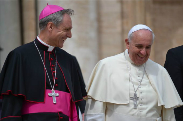 Papa Francisco e Dom Georg Ganswein, Audiência Geral no dia 7 de maio de 2014. Credito: Daniel Ibáñez/ACI