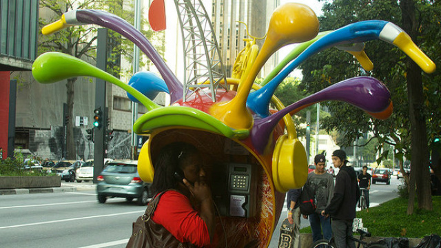 Call Parade: 100 dos 52.000 orelhões paulistanos foram transformados em obras de arte em diversos pontos da cidade (Marcele Flores/Frame/Folha Press) 
