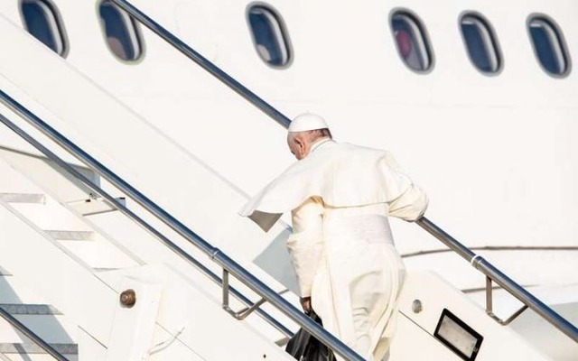 Papa Francisco sobe no avião que o levará para Moçambique. Foto: Daniel Ibáñez / ACI Prensa