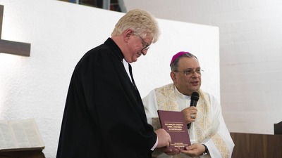 Dom Joel entrega declaração a pastor Odair Airton Braun