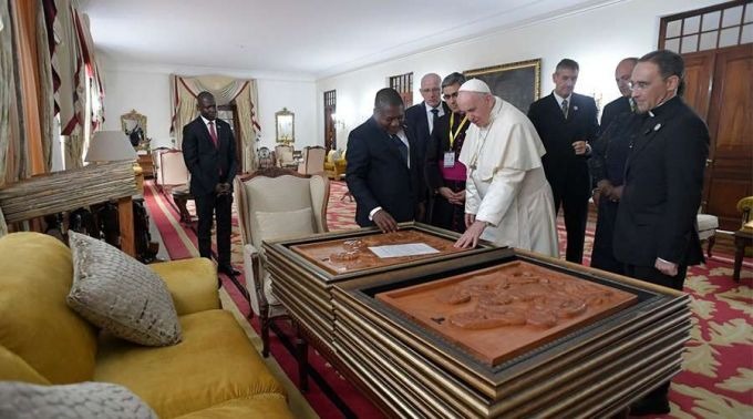 Papa assina no Livro de Honra do Palácio Presidencial de Moçambique. Foto: Vatican Media
