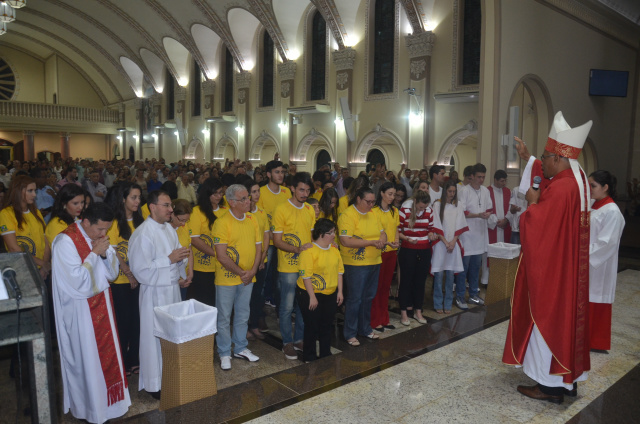 Dom Henrique, abençoando os presentes e os jovens que participarão da JMJ 2016, em Cracóvia, na Polônia.