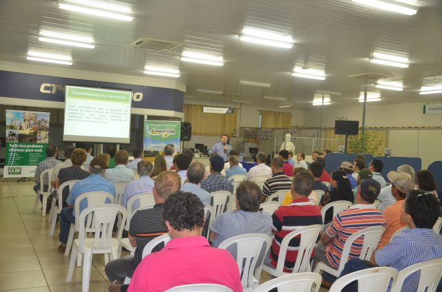 Produtores reunidos na sede da COAMO em Maracaju para ouvir  balanço e projeções da cooperativa para a safra 2016/2017
