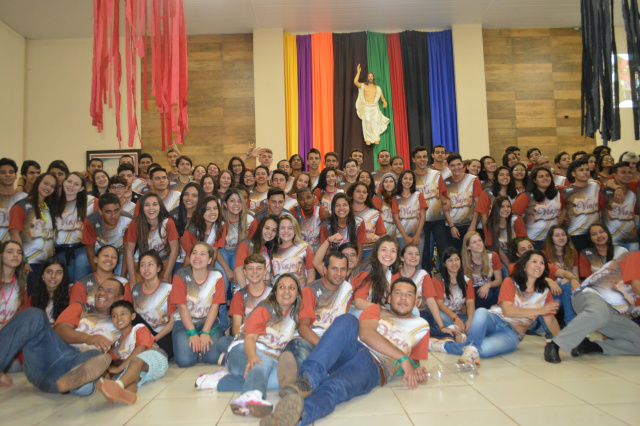 Jovens de 14 a 17 anos que participaram de mais um acampamento FAC em Dourados, finalizado com a missa no Santuário Pe. Pio.