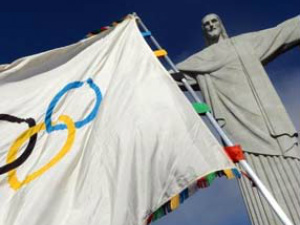  
Bandeira símbolo dos Jogos Olímpicos em visita ao Cristo Redentor durante evento festivo neste domingo