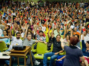 Assembleia na UFRJ decidiu pela continuidade da
greve (Foto: Divulgação/Sindicato docentes UFRJ)