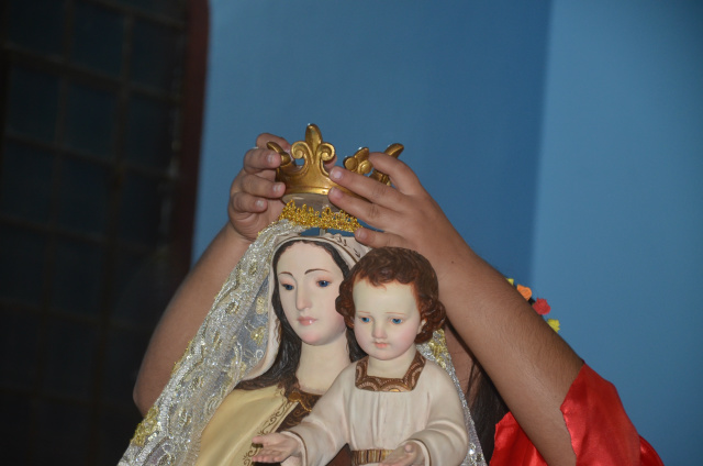 Momento da coroação de N.S. Carmo, padroeira da paróquia que fica localizada na vila São Brás, em Dourados.