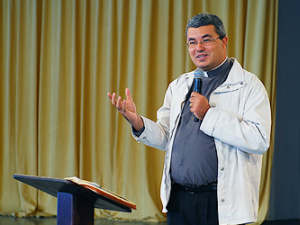 Ouça a pregação "Quem como Deus?" com padre Roger Luis