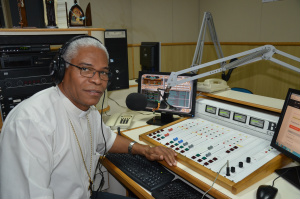 Dom Henrique Aparecido de Lima, bispo da diocese de Dourados, apresenta todas as sexta-feiras o programa A Palavra do Pastor', na Rádio Coração FM.
