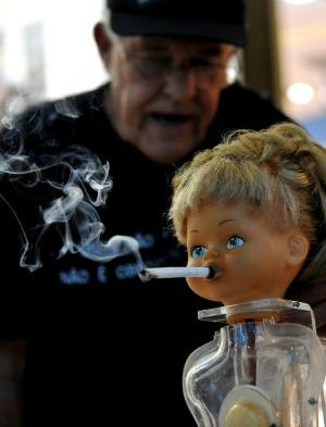 Médico pneumologista Celso Silva usa a boneca Alcatina para demonstrar os malefícios do cigarro. (Foto: José Cruz ABr)
