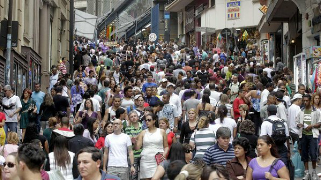 Movimento na rua 25 de Março: São Paulo tem a maior população do país (Rubens Cavallari/Folhapress) 
