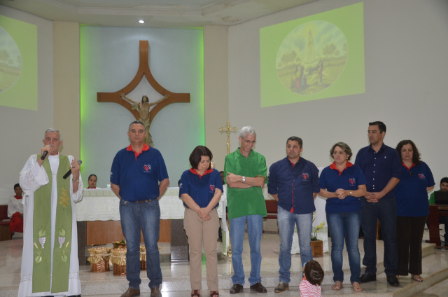 Nova diretoria da FTM juntamente com parte dos funcionários da FTM, que receberam a benção especial do Pe. Casimiro, no diretor espiritual da emissora.