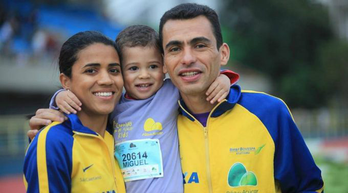 Juliana e Marílson dos Santos com o filho Miguel. Foto: Facebook Juliana dos Santos