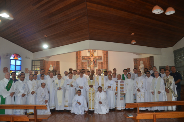 Padres e diáconos na missa de ação de graças no mosteiro das irmãs clarissas.  