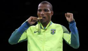 Robson Conceição recebe a medalha de ouro, a primeira do boxe brasileiroReuters/Peter Cziborra/Direitos Reservados