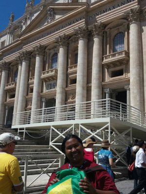 A jovem Marci foi escolhida pra representar o MCC Jovem do setor Rio Brilhante. Na foto, em frente da basílica de São Pedro no Vaticano.