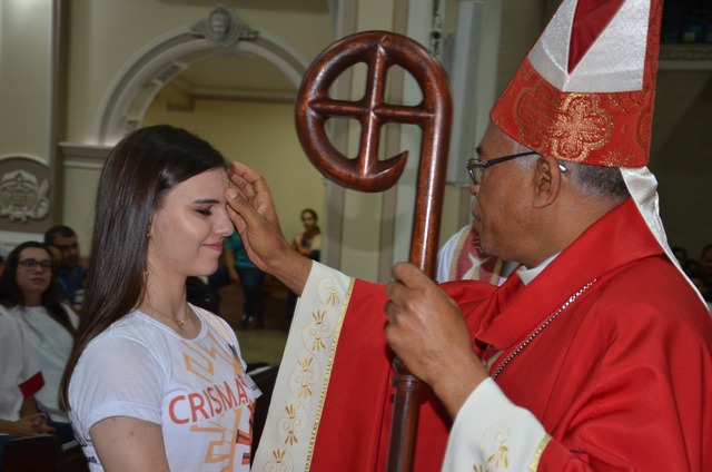 Bispo preside celebração do crisma de jovens e adultos catedral