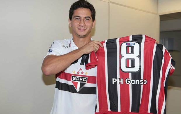 Ganso posa com a camisa do São Paulo (Foto: Rubens Chiri / saopaulofc.net)