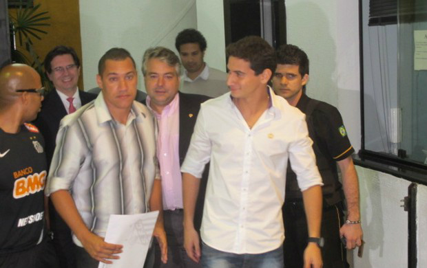 O armador deixa a Vila Belmiro após assinar a rescisão com o Santos e o compromisso com o Tricolor
(Foto: Marcelo Hazan / Globoesporte.com)