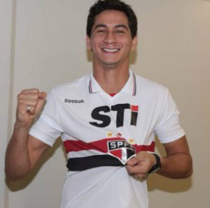 Ganso exibe com orgulho a camisa do São Paulo
(Foto: reprodução)
