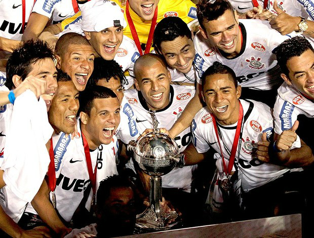Campeão da Libertadores, Corinthians ainda tem de esperar definições de adversários (Foto: AP)