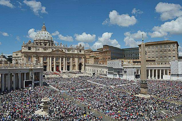 Papa nomeia arcebispo para missa de canonização de Madre Teresa