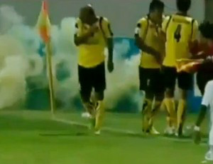 Bomba explodiu durante empate sem gols entre
Al Hilal e o Sepahan (Foto: Reprodução/Yahoo)