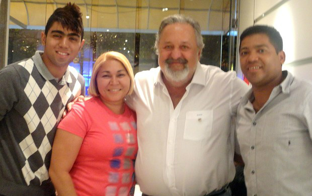 Gabigol e seus pais tiram foto ao lado do presidente Luis Alvaro Ribeiro (Foto: Arquivo Pessoal)