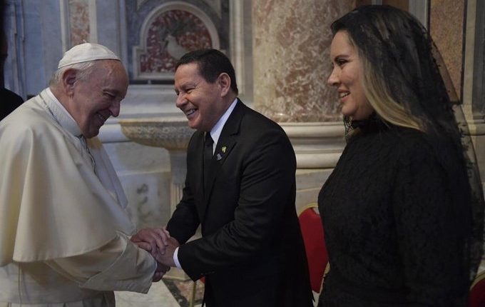 Papa se encontrou com vice-presidente do Brasil e sua esposa. Foto: Divulgação/internet